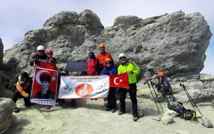 Bursalı dağcılar, Asya'nın en yüksek noktasında Türk bayrağı açtı -3