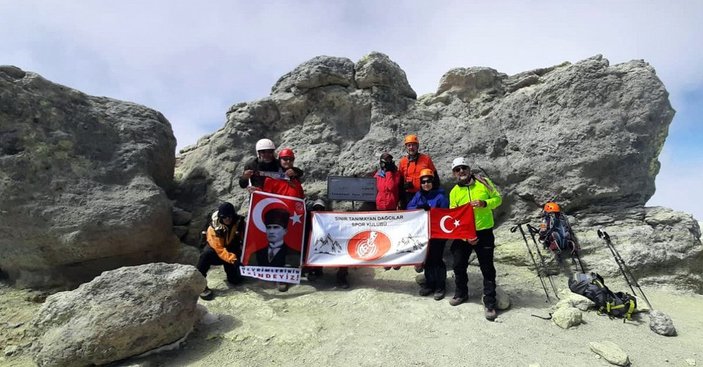 Bursalı dağcılar, Asya'nın en yüksek noktasında Türk bayrağı açtı -1