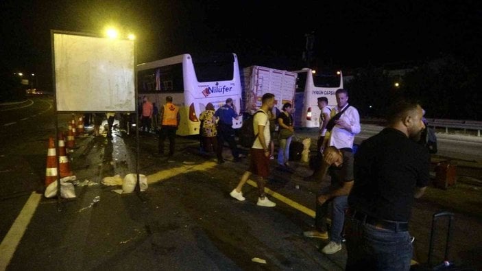 TEM’de tır, kamyon ve yolcu otobüsü kazaya karıştı: 8 yaralı -1