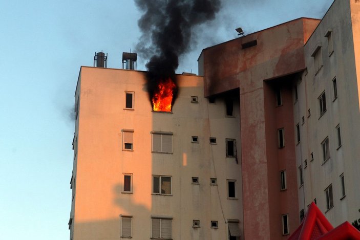 Antalya'da yangında mahsur kalan çifti ve torunlarını komşuları kurtardı -3