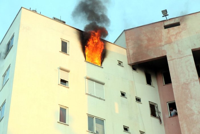 Antalya'da yangında mahsur kalan çifti ve torunlarını komşuları kurtardı -5