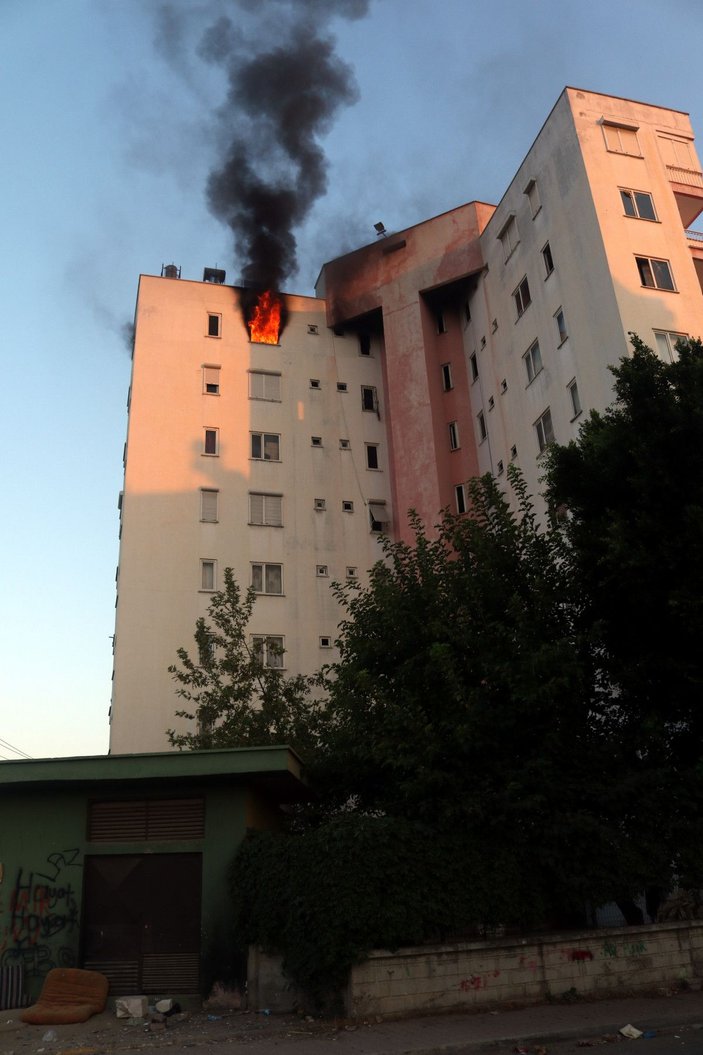 Antalya'da yangında mahsur kalan çifti ve torunlarını komşuları kurtardı -4