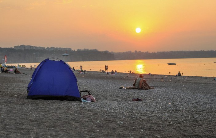 Sıcaktan bunalan Antalyalılar, sahilde sabahlıyor -2