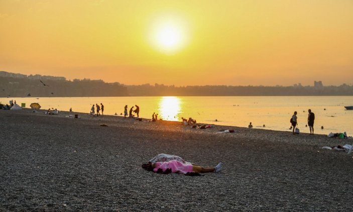 Sıcaktan bunalan Antalyalılar, sahilde sabahlıyor -1