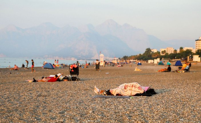 Sıcaktan bunalan Antalyalılar, sahilde sabahlıyor -4