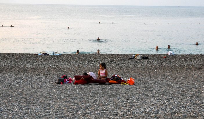 Sıcaktan bunalan Antalyalılar, sahilde sabahlıyor -5