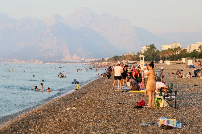 Sıcaktan bunalan Antalyalılar, sahilde sabahlıyor -10