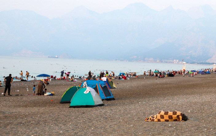 Sıcaktan bunalan Antalyalılar, sahilde sabahlıyor -3