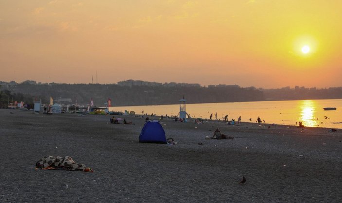 Sıcaktan bunalan Antalyalılar, sahilde sabahlıyor -7