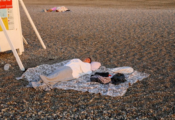 Sıcaktan bunalan Antalyalılar, sahilde sabahlıyor -6