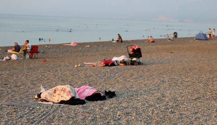 Sıcaktan bunalan Antalyalılar, sahilde sabahlıyor -8