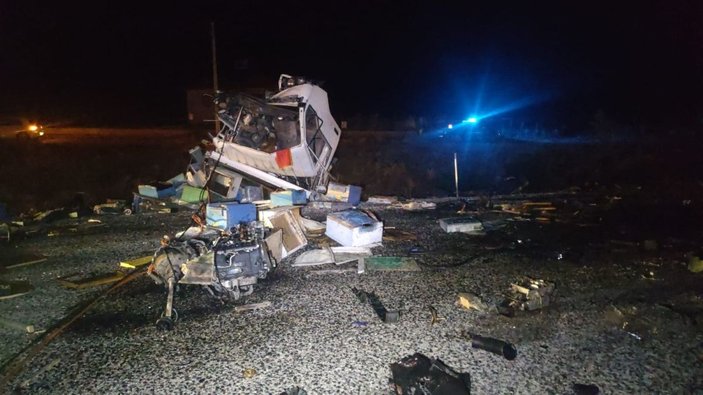 Muğla'da arı yüklü kamyonla otomobil çarpıştı: 4 ölü 3 yaralı