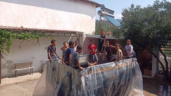 Cami imamı traktörü havuza çevirdi -5