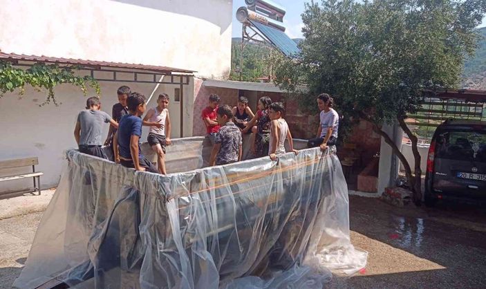 Cami imamı traktörü havuza çevirdi -2