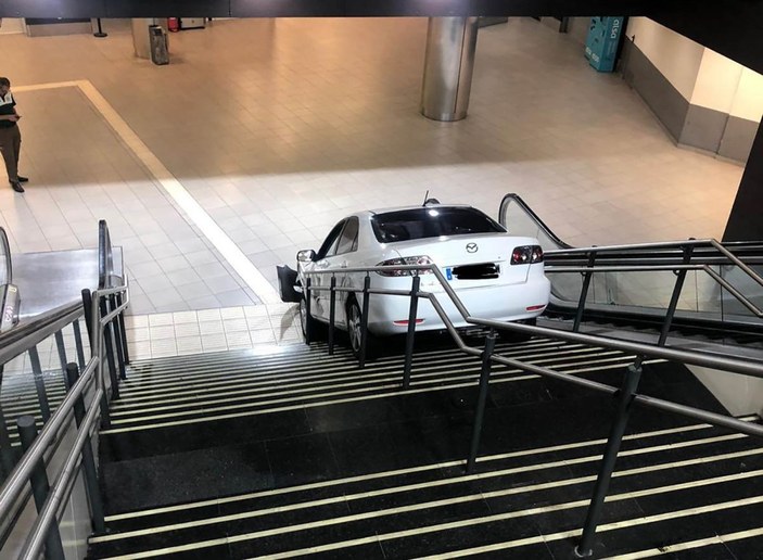 İspanya'da otomobil çalan hırsız, metro merdiveninde sıkıştı