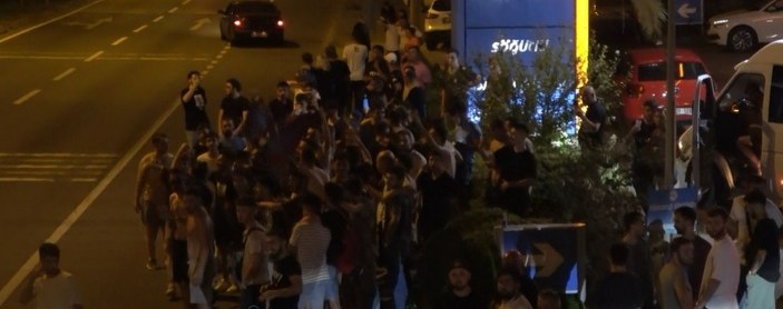 Trabzonspor taraftarları, FC Kopenhag’ın kaldığı otelin önünde gösteri yaptı