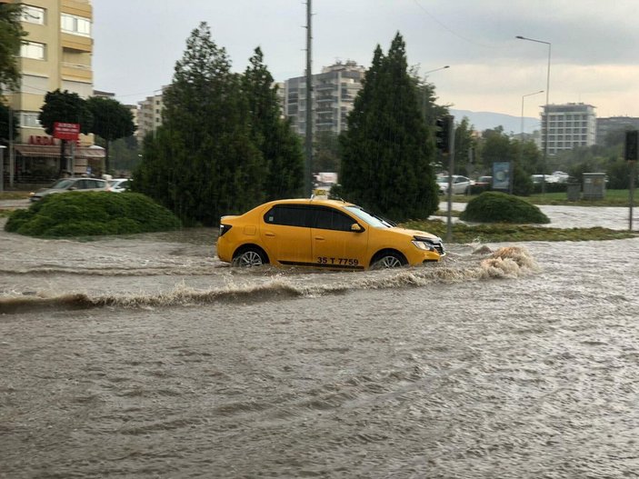 İzmir'de sağanak etkili oldu -4