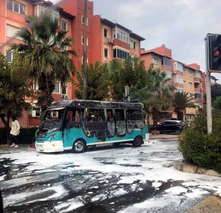 Seyir halindeki yolcu minibüsü, alev alev aldı -3