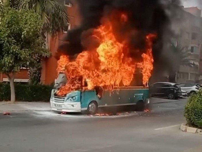 Seyir halindeki yolcu minibüsü, alev alev aldı -2