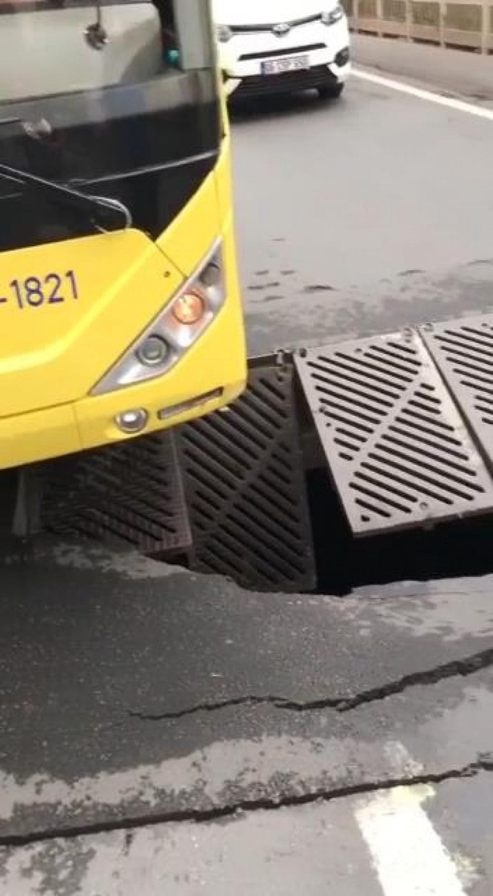 Eyüpsultan'da İETT otobüsü geçtiği sırada rögar çöktü  -7