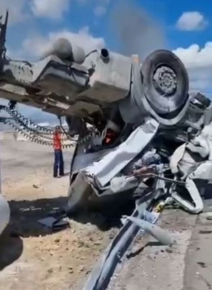 i Ters dönen tırda sıkışıp ağır yaralandı, yanmaktan vatandaşlar kurtardı -5