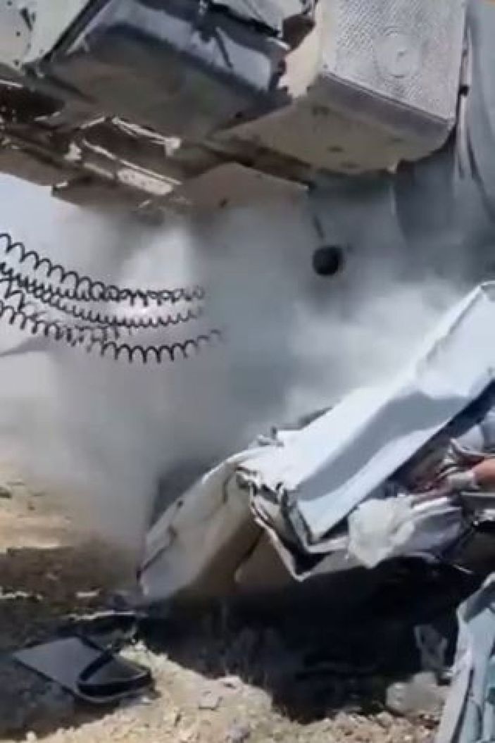 i Ters dönen tırda sıkışıp ağır yaralandı, yanmaktan vatandaşlar kurtardı -3