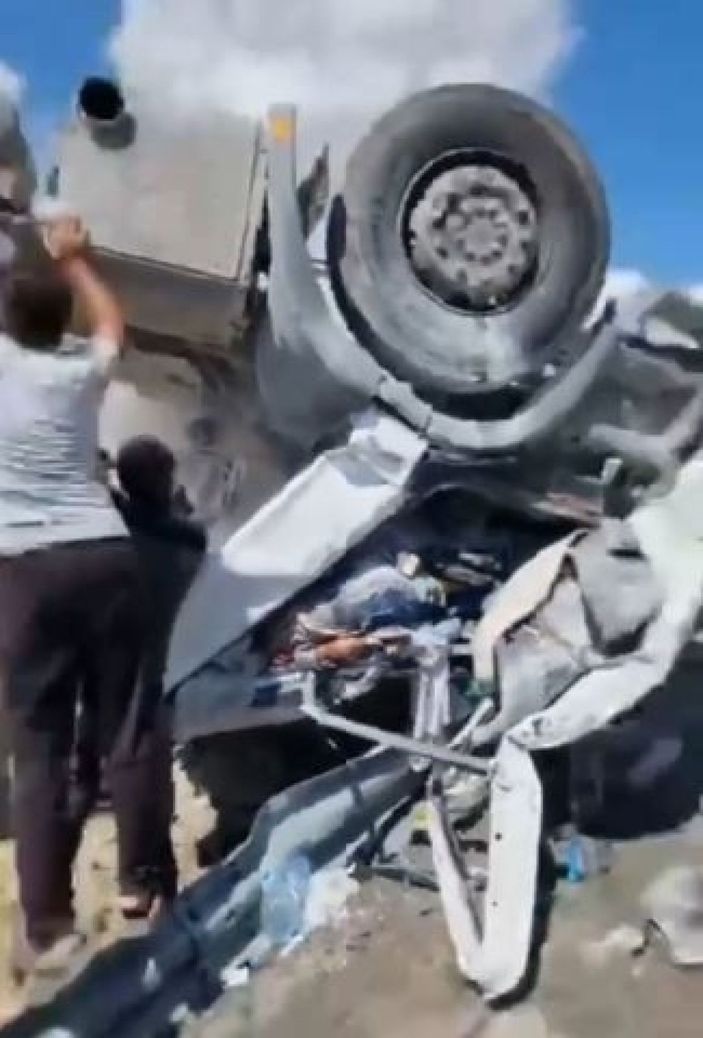 i Ters dönen tırda sıkışıp ağır yaralandı, yanmaktan vatandaşlar kurtardı -4