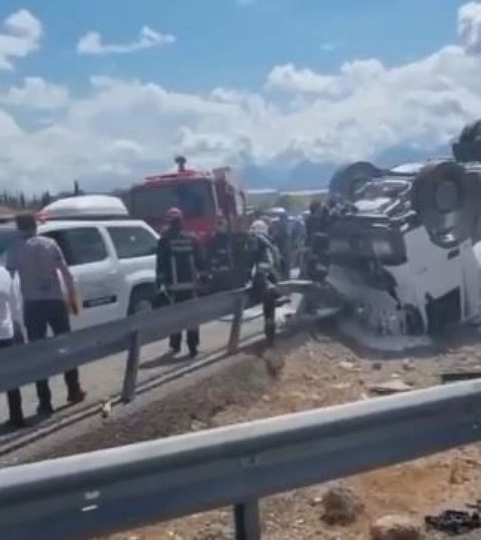 i Ters dönen tırda sıkışıp ağır yaralandı, yanmaktan vatandaşlar kurtardı -7