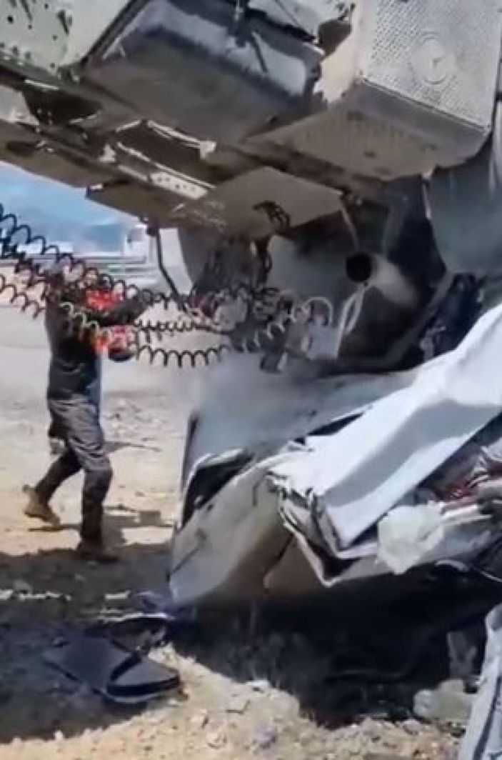 i Ters dönen tırda sıkışıp ağır yaralandı, yanmaktan vatandaşlar kurtardı -2