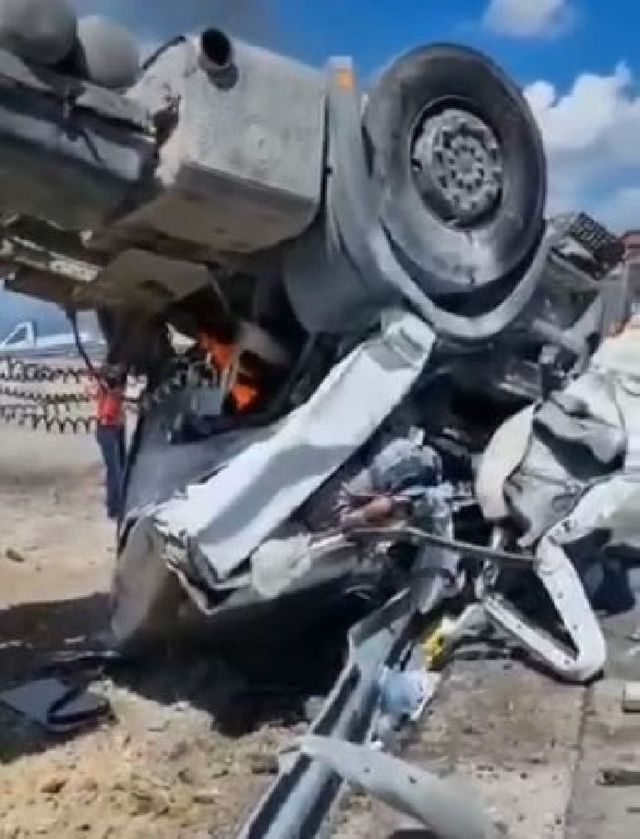 i Ters dönen tırda sıkışıp ağır yaralandı, yanmaktan vatandaşlar kurtardı -1