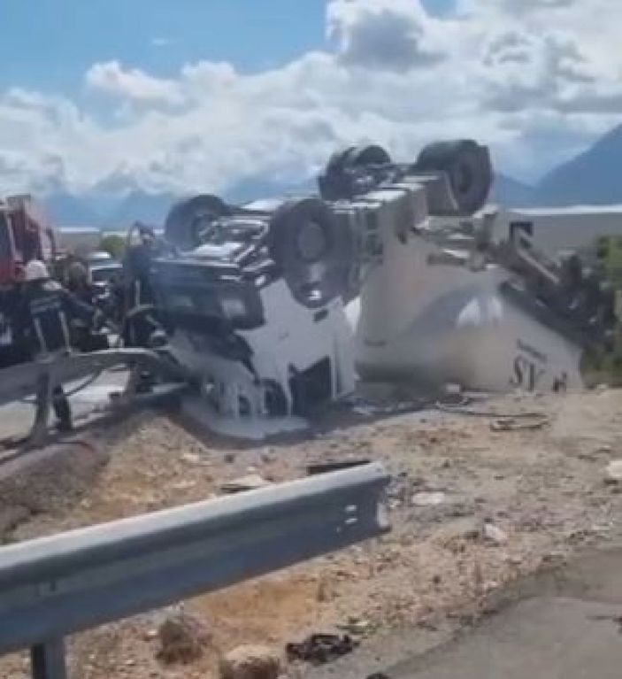 i Ters dönen tırda sıkışıp ağır yaralandı, yanmaktan vatandaşlar kurtardı -6