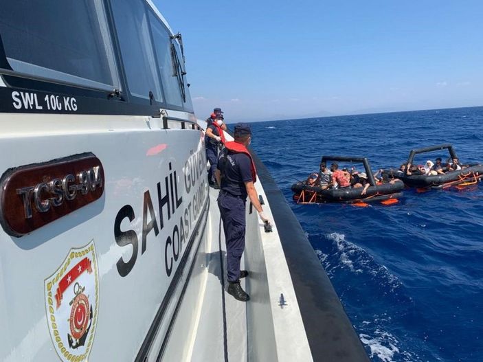 Sahil Güvenlik Komutanlığı: 1406 düzensiz göçmen ve 15 göçmen kaçakçısı yakalandı -3