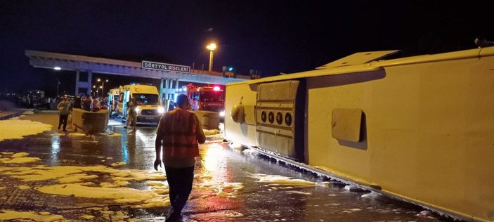 Gişelere çarpan yolcu otobüsü devrildi: 3'ü ağır 16 yaralı -1