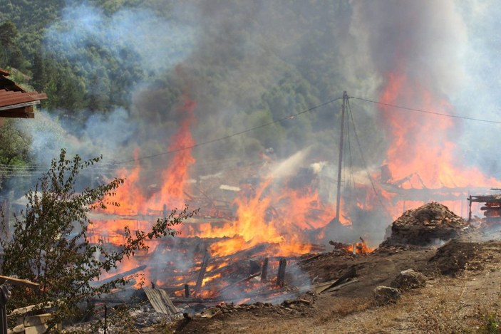 Kastamonu'da köyde çıkan yangında 10 ev kül oldu -1