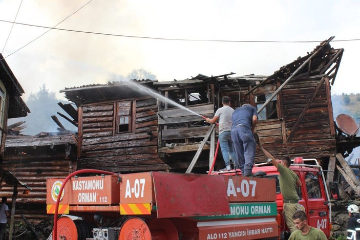 Kastamonu'da köyde çıkan yangında 10 ev kül oldu -3