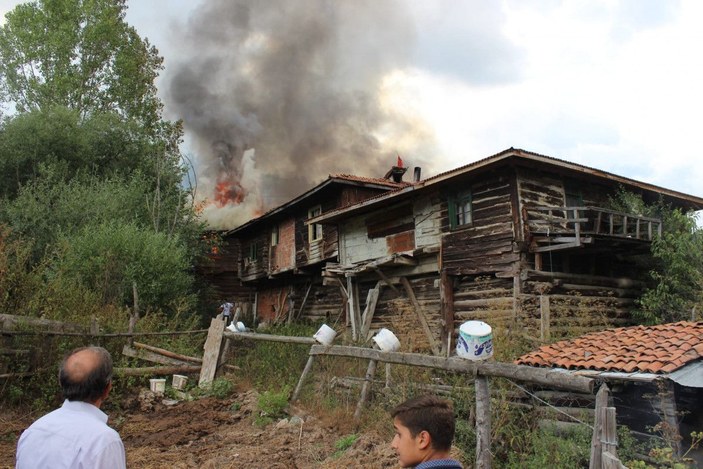 Kastamonu'da köyde çıkan yangında 10 ev kül oldu -8