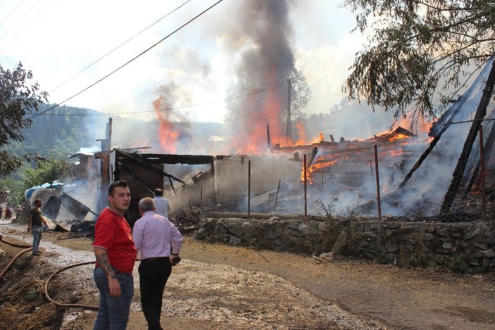Kastamonu'da köyde çıkan yangında 10 ev kül oldu -7
