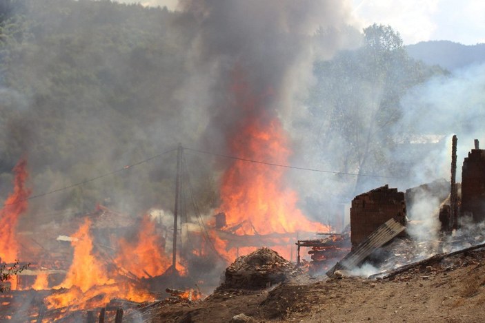 Kastamonu'da köyde çıkan yangında 10 ev kül oldu -9