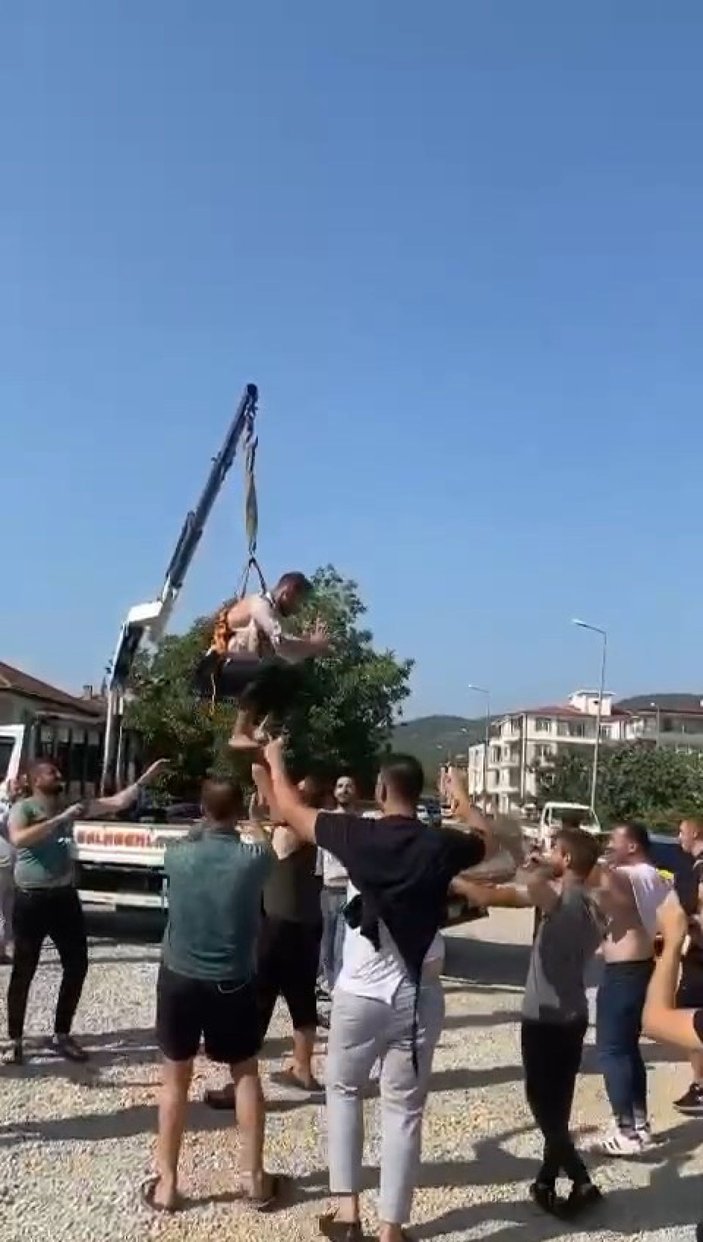 Bursa’da ilginç gelenek..Damadı vinçte sallandırdılar -2