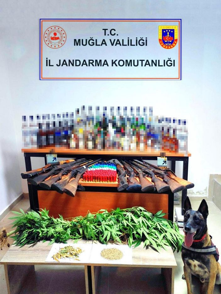 d Evinde uyuşturucu ve kaçak içkilerle yakalanınca gözaltına alındı -1