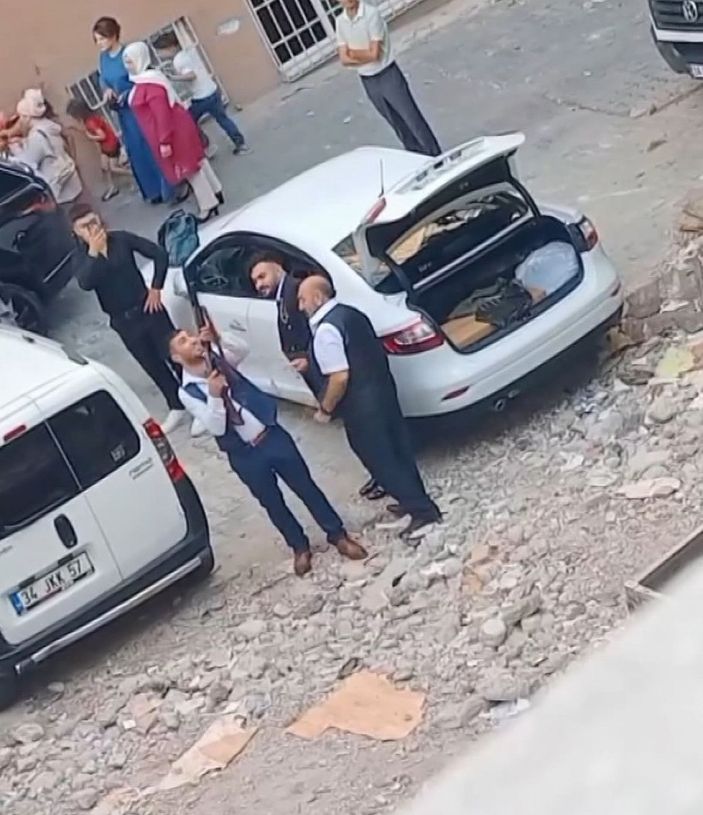 Gelin almaya geldiler çocukların önünde tüfekle havaya ateş ettiler  -1