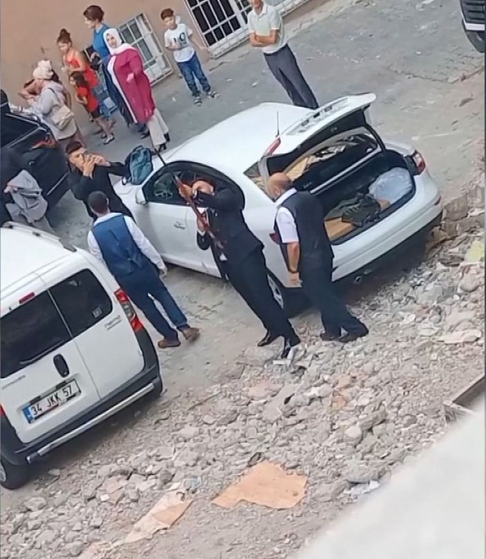 Gelin almaya geldiler çocukların önünde tüfekle havaya ateş ettiler  -2