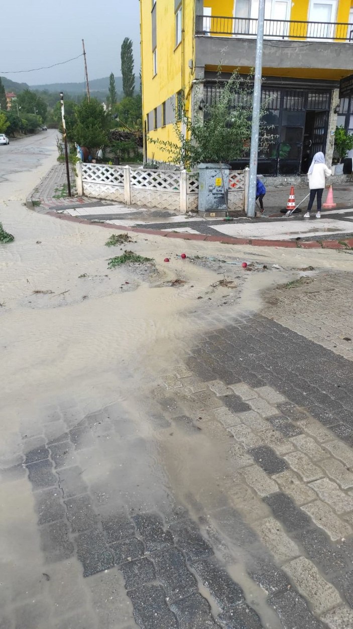 Kütahya'da sağanak; yollar göle döndü, iş yerlerini su bastı -8
