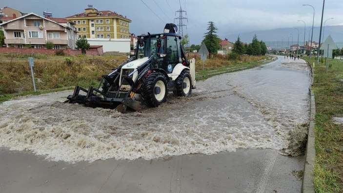 Kütahya'da sağanak; yollar göle döndü, iş yerlerini su bastı -4