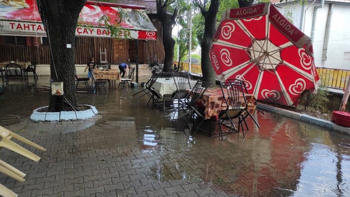 Kütahya'da sağanak; yollar göle döndü, iş yerlerini su bastı -2