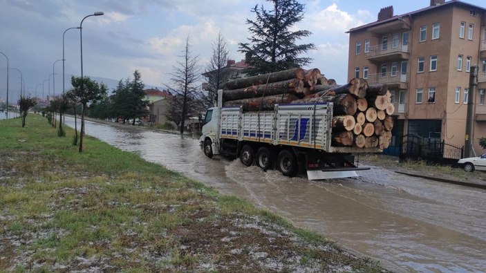 Kütahya'da sağanak; yollar göle döndü, iş yerlerini su bastı -1