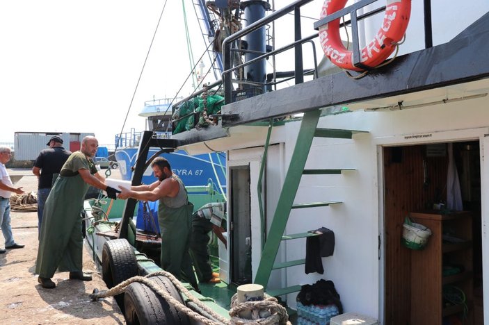 Karadeniz’de tekneler kasa kasa balıkla döndü -2