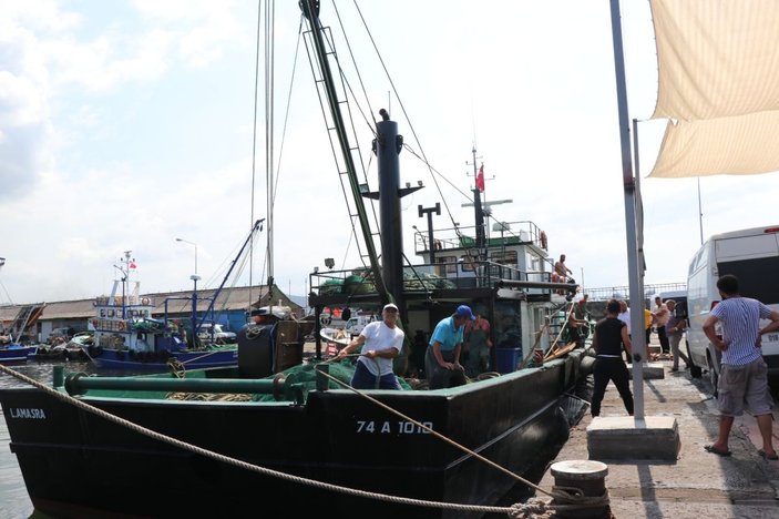 Karadeniz’de tekneler kasa kasa balıkla döndü -4