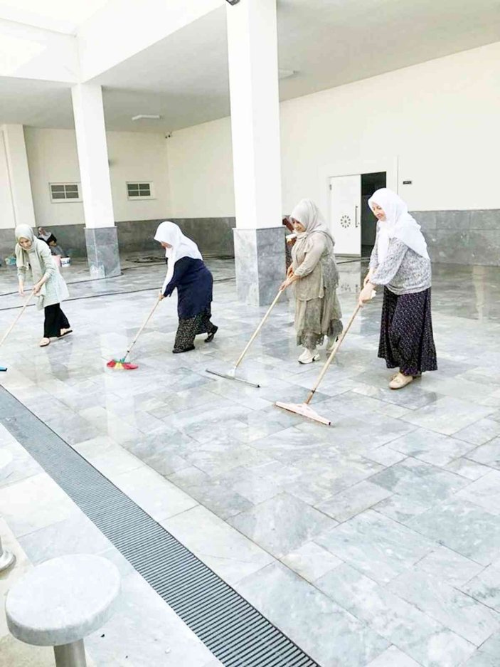 30 ev kadını her hafta bir camiyi temizliyor -2