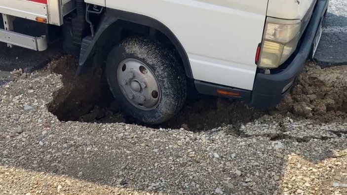 Beylikdüzü'nde yollar göle döndü: çöken yola kamyonet düştü -5